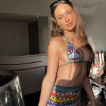 Elsie Hewitt Instagram - my reflection in the last slide(s) is the real me 😌
