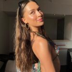 Elsie Hewitt Instagram - my reflection in the last slide(s) is the real me 😌