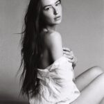 Elsie Hewitt Instagram – this will all make sense soon

***

lil preview of a photo project i’ve been working on that i am terrified and excited to share w u 🔜👽🤓

📸 @samdameshek