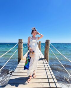 Elva Ni Chen-Xi Instagram - Enjoying every single second in St.Tropez🌊 第二天和Longchamp的旅程 雖然行程排得滿滿 但確不會覺得累 因為太享受每分每秒的陽光與空氣☀️ 早上先是boat trip 中午來到這間餐廳 Jardin Tropezina 立刻被我秒私藏 美景就不用說了 重點是食物也非常的好吃！ 下午我們又參觀了一間鞋廠 是longchamp和當地一間鞋子品牌Kjacques crossover的鞋款 每一雙鞋子都是在南法人手製作 只能說非常非常的舒服好穿 這個鞋子不用飛去st.tropez那麼遠 在longchamp店裡就可以直接買到了😂 然後還有晚上的最後一餐 等我下一個post繼續和你們分享🙌 @Longchamp #LongchampStTropez #LongchampSS24 #LongchampHK