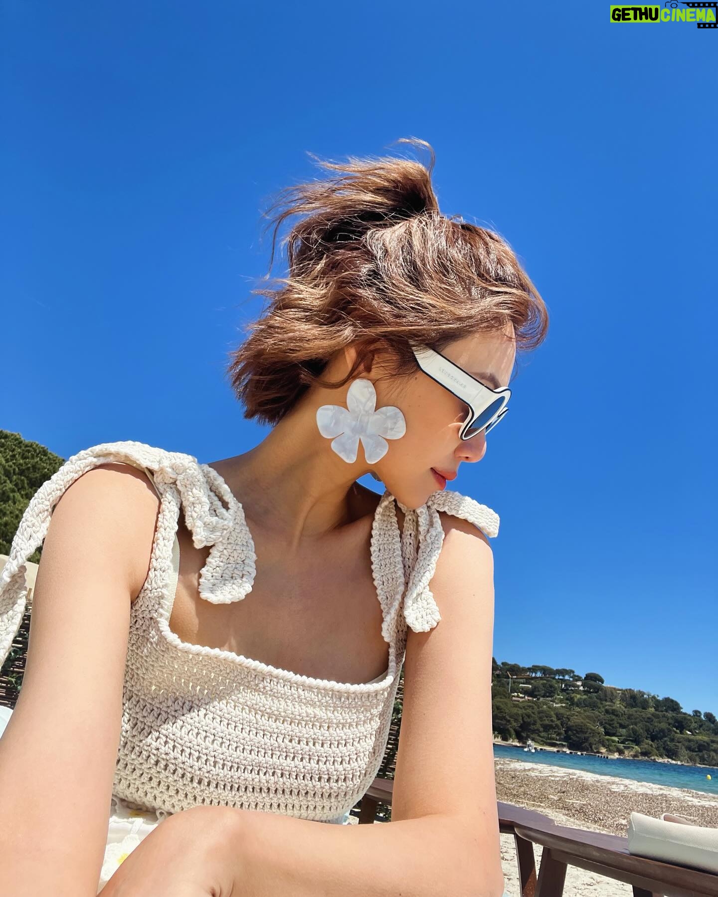 Elva Ni Chen-Xi Instagram - Enjoying every single second in St.Tropez🌊 第二天和Longchamp的旅程 雖然行程排得滿滿 但確不會覺得累 因為太享受每分每秒的陽光與空氣☀️ 早上先是boat trip 中午來到這間餐廳 Jardin Tropezina 立刻被我秒私藏 美景就不用說了 重點是食物也非常的好吃! 下午我們又參觀了一間鞋廠 是longchamp和當地一間鞋子品牌Kjacques crossover的鞋款 每一雙鞋子都是在南法人手製作 只能說非常非常的舒服好穿 這個鞋子不用飛去st.tropez那麼遠 在longchamp店裡就可以直接買到了😂 然後還有晚上的最後一餐 等我下一個post繼續和你們分享🙌 @Longchamp #LongchampStTropez #LongchampSS24 #LongchampHK