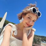 Elva Ni Chen-Xi Instagram - Enjoying every single second in St.Tropez🌊 第二天和Longchamp的旅程 雖然行程排得滿滿 但確不會覺得累 因為太享受每分每秒的陽光與空氣☀️ 早上先是boat trip 中午來到這間餐廳 Jardin Tropezina 立刻被我秒私藏 美景就不用說了 重點是食物也非常的好吃！ 下午我們又參觀了一間鞋廠 是longchamp和當地一間鞋子品牌Kjacques crossover的鞋款 每一雙鞋子都是在南法人手製作 只能說非常非常的舒服好穿 這個鞋子不用飛去st.tropez那麼遠 在longchamp店裡就可以直接買到了😂 然後還有晚上的最後一餐 等我下一個post繼續和你們分享🙌 @Longchamp #LongchampStTropez #LongchampSS24 #LongchampHK