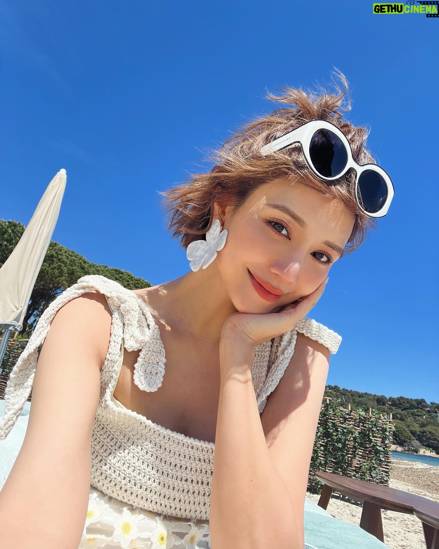 Elva Ni Chen-Xi Instagram - Enjoying every single second in St.Tropez🌊 第二天和Longchamp的旅程 雖然行程排得滿滿 但確不會覺得累 因為太享受每分每秒的陽光與空氣☀️ 早上先是boat trip 中午來到這間餐廳 Jardin Tropezina 立刻被我秒私藏 美景就不用說了 重點是食物也非常的好吃! 下午我們又參觀了一間鞋廠 是longchamp和當地一間鞋子品牌Kjacques crossover的鞋款 每一雙鞋子都是在南法人手製作 只能說非常非常的舒服好穿 這個鞋子不用飛去st.tropez那麼遠 在longchamp店裡就可以直接買到了😂 然後還有晚上的最後一餐 等我下一個post繼續和你們分享🙌 @Longchamp #LongchampStTropez #LongchampSS24 #LongchampHK