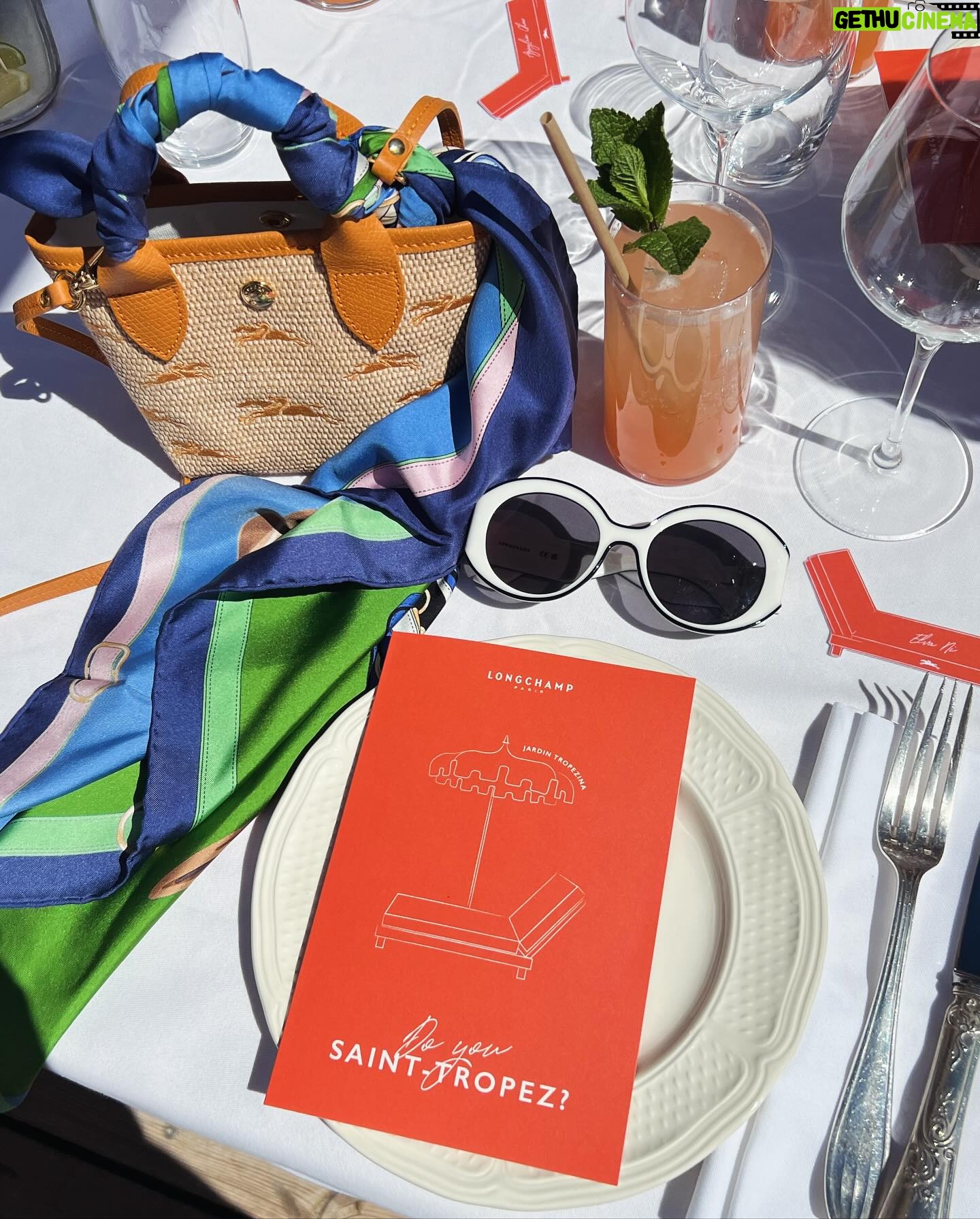 Elva Ni Chen-Xi Instagram - Enjoying every single second in St.Tropez🌊 第二天和Longchamp的旅程 雖然行程排得滿滿 但確不會覺得累 因為太享受每分每秒的陽光與空氣☀️ 早上先是boat trip 中午來到這間餐廳 Jardin Tropezina 立刻被我秒私藏 美景就不用說了 重點是食物也非常的好吃! 下午我們又參觀了一間鞋廠 是longchamp和當地一間鞋子品牌Kjacques crossover的鞋款 每一雙鞋子都是在南法人手製作 只能說非常非常的舒服好穿 這個鞋子不用飛去st.tropez那麼遠 在longchamp店裡就可以直接買到了😂 然後還有晚上的最後一餐 等我下一個post繼續和你們分享🙌 @Longchamp #LongchampStTropez #LongchampSS24 #LongchampHK