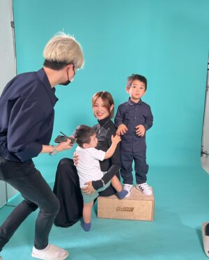 Elva Ni Chen-Xi Instagram - These behind the scenes moments are warm and precious ❤️
#happymothersday
#behindthescenes 
#vefamily 
@tiffanyandco