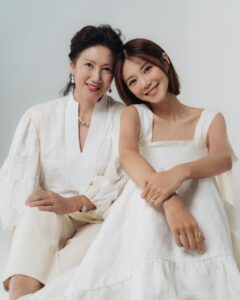 Elva Ni Chen-Xi Instagram - Happy Mother’s Day! 只要回到媽媽身邊永遠都會秒變女兒mode🤣 撒嬌還是很在行 祝所有的媽媽們都節日快樂 被兒女們愛着寵着呵護着 每天都是幸福的🥳 #happymotherday