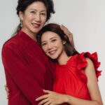 Elva Ni Chen-Xi Instagram - Happy Mother’s Day! 只要回到媽媽身邊永遠都會秒變女兒mode🤣 撒嬌還是很在行 祝所有的媽媽們都節日快樂 被兒女們愛着寵着呵護着 每天都是幸福的🥳 #happymotherday