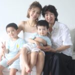 Elva Ni Chen-Xi Instagram - Happy Mother’s Day! 只要回到媽媽身邊永遠都會秒變女兒mode🤣 撒嬌還是很在行 祝所有的媽媽們都節日快樂 被兒女們愛着寵着呵護着 每天都是幸福的🥳 #happymotherday