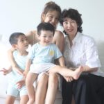 Elva Ni Chen-Xi Instagram - Happy Mother’s Day! 只要回到媽媽身邊永遠都會秒變女兒mode🤣 撒嬌還是很在行 祝所有的媽媽們都節日快樂 被兒女們愛着寵着呵護着 每天都是幸福的🥳 #happymotherday