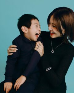 Elva Ni Chen-Xi Instagram - My love for you will always grow❤️ 喜歡工作時可以投放自己的熱情 也享受回到家中 以媽媽的身份感受小朋友最真摯的愛 馬上就要迎接家中第三位小王子的來臨 上天或會給我更大的能力 像Tiffany T1系列般讓愛帶來無限的可能 而我對孩子們的愛也不會因此改變 這個母親節 相信也會像跟每個週末一樣 繼續一起追尋自己喜愛的事 把愛延續下去吧！ #TiffanyHK #TiffanyAndCo #TiffanyIcons @TiffanyAndCo @madamefigarohk