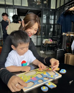 Elva Ni Chen-Xi Instagram - These behind the scenes moments are warm and precious ❤️
#happymothersday
#behindthescenes 
#vefamily 
@tiffanyandco