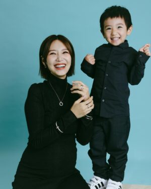 Elva Ni Chen-Xi Instagram - These behind the scenes moments are warm and precious ❤️
#happymothersday
#behindthescenes 
#vefamily 
@tiffanyandco
