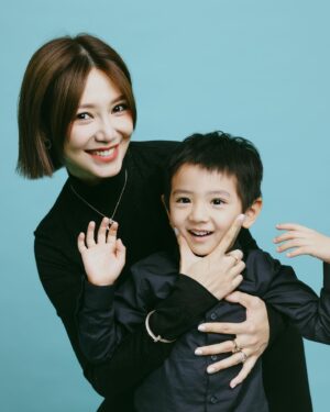 Elva Ni Chen-Xi Instagram - These behind the scenes moments are warm and precious ❤️
#happymothersday
#behindthescenes 
#vefamily 
@tiffanyandco