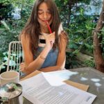 Elvin Levinler Instagram – birlikte bir yola daha çıkalım mı?✨
Yıllardır biriktirdiğim notlar, kurduğum hayaller, gezdiğim yerler, zihinsel ve ruhsal değişim yolculuğum, en çok sorulan sorular, kendimle yüzleşmeler ve bitirdiğim defterler…
@inkilapkitabevi kapımı çalana kadar zamanını bilmiyordum… Şimdi hepsi bir kitap haline gelmeye ve sizinle buluşmaya hazırlanıyor.
Uzun bir süredir içim içime sığmıyordu, belki çıkana kadar beklemeliydim ama hem yoluma ortak hem de ışık olduğunuz için bu haberi sizinle bitmeden paylaşmak istedim.
Sizi çok seviyorum💙
#reklam