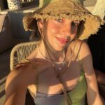 Elvin Levinler Instagram - last (and one of the best) sunset in Bali 🥥🧡✨✨ son günümüzde kaybolarak geldiğimiz plajı ve izlediğimiz günbatımını asla unutamayacağım 🥹 Bingin Beach, buraya gelirseniz günü batırdıktan sonra kumların üzerinde dünyanın en salaş ve lezzetli yemeğinden bizim için de yiyin💙 #elviniminbali