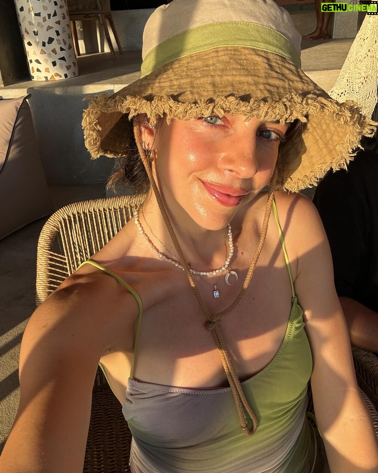 Elvin Levinler Instagram - last (and one of the best) sunset in Bali 🥥🧡✨✨ son günümüzde kaybolarak geldiğimiz plajı ve izlediğimiz günbatımını asla unutamayacağım 🥹 Bingin Beach, buraya gelirseniz günü batırdıktan sonra kumların üzerinde dünyanın en salaş ve lezzetli yemeğinden bizim için de yiyin💙 #elviniminbali