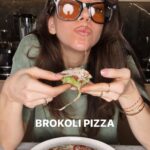 Elvin Levinler Instagram - brokoliden pizza olur mu demeyin aşırı lezzetli, pratik ve sağlıklı 🍕🥦🍕🥦🍕 Malzemeler: 250 gr brokoli (çiğ) 2 yumurta Domates sosu tuz & baharat Çiğ brokolileri blender ile bızzttt ettikten sonra yumurtaları ve baharatları ekleyip karıştırın. Bir tavaya zeytinyağı koyun ve üzerine karışımı dökün, kapağı kapalı olarak orta seviyede yaklaşık 5-8 dakika pişirin. Daha sonra domates sosu sürün ve istediğiniz gibi süsleyin. Peynir eriyip bitene kadar tekrar kapalı kapatın. Çoooook çok lezzetli oluyor, denerseniz beni de etiketleyin #brocoli #kolaytarifler #iftarmenüsü #sağlıklıtarifler
