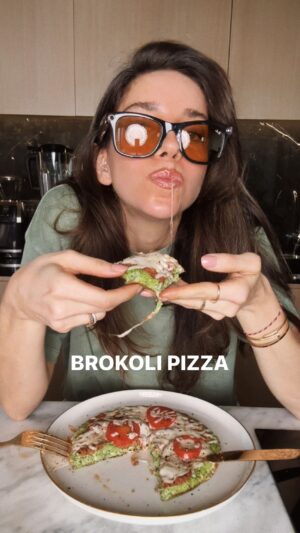 Elvin Levinler Instagram - brokoliden pizza olur mu demeyin aşırı lezzetli, pratik ve sağlıklı 🍕🥦🍕🥦🍕

Malzemeler:
250 gr brokoli (çiğ)
2 yumurta
Domates sosu
tuz & baharat

Çiğ brokolileri blender ile bızzttt ettikten sonra yumurtaları ve baharatları ekleyip karıştırın. Bir tavaya zeytinyağı koyun ve üzerine karışımı dökün, kapağı kapalı olarak orta seviyede yaklaşık 5-8 dakika pişirin. Daha sonra domates sosu sürün ve istediğiniz gibi süsleyin. Peynir eriyip bitene kadar tekrar kapalı kapatın.
Çoooook çok lezzetli oluyor, denerseniz beni de etiketleyin 

#brocoli #kolaytarifler #iftarmenüsü #sağlıklıtarifler