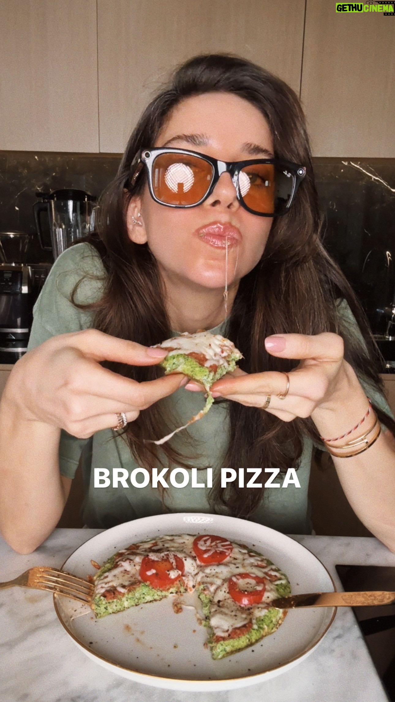 Elvin Levinler - 9.6K Likes - brokoliden pizza olur mu demeyin aşırı lezzetli, pratik ve sağlıklı 🍕🥦🍕🥦🍕
Malzemeler:
250 gr brokoli (çiğ)
2 yumurta
Domates sosu
tuz & baharat
Çiğ brokolileri blender ile bızzttt ettikten sonra yumurtaları ve baharatları ekleyip karıştırın. Bir tavaya zeytinyağı koyun ve üzerine karışımı dökün, kapağı kapalı olarak orta seviyede yaklaşık 5-8 dakika pişirin. Daha sonra domates sosu sürün ve istediğiniz gibi süsleyin. Peynir eriyip bitene kadar tekrar kapalı kapatın.
Çoooook çok lezzetli oluyor, denerseniz beni de etiketleyin
#brocoli #kolaytarifler #iftarmenüsü #sağlıklıtarifler