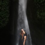 Elvin Levinler Instagram – “I am aligned with the earth below me and the sky above me”
Bali’den tek bir an paylaşacak olsam, o an bu an olurdu. tabii ki çığlıklar atarak suyun içine girdiğim, yüzdüğüm, etrafta bizden başka kimsenin olmadığı, bağırarak teşekkür ettiğim anlar da bu an’a dahil 💙
#elviniminbali