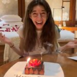 Elvin Levinler Instagram - yine ve yine bu hayatı seçerdim 💙 ama hala her defasında tuttuğum bir dileğim var ✨✨✨✨ HADİ BİR DİLEK DE SİZİN İÇİN TUTAYIM 👇🏼