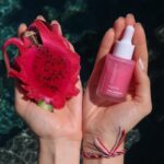 Elvin Levinler Instagram – PINK LEMONADE IS HERE ✨💖✨
Cildinizin yenilemesi ve cilt bariyerinin güçlenmesine katkı sağlamak için geliştirdiğimiz yeni serumumuz Pink Lemonade ön satışta!
Seruma rengini veren B12 vitaminin yanısıra Cica, Niasinamid, Seramitler, Pantenol ve Bisabolol içerikleri cildinizdeki rahatsızlık hissinin azalmasına, cildinizin nem kazanmasına ve cilt bariyerinin onarılmasına yardımcı olur ✨💖✨
birlikte daha çok parlamaya hazır mısınız?
#reklam