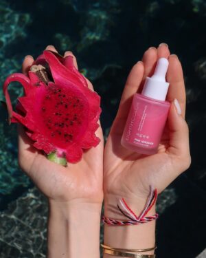 Elvin Levinler Instagram - PINK LEMONADE IS HERE ✨💖✨

Cildinizin yenilemesi ve cilt bariyerinin güçlenmesine katkı sağlamak için geliştirdiğimiz yeni serumumuz Pink Lemonade ön satışta!

Seruma rengini veren B12 vitaminin yanısıra Cica, Niasinamid, Seramitler, Pantenol ve Bisabolol içerikleri cildinizdeki rahatsızlık hissinin azalmasına, cildinizin nem kazanmasına  ve cilt bariyerinin onarılmasına yardımcı olur ✨💖✨

birlikte daha çok parlamaya hazır mısınız?

#reklam