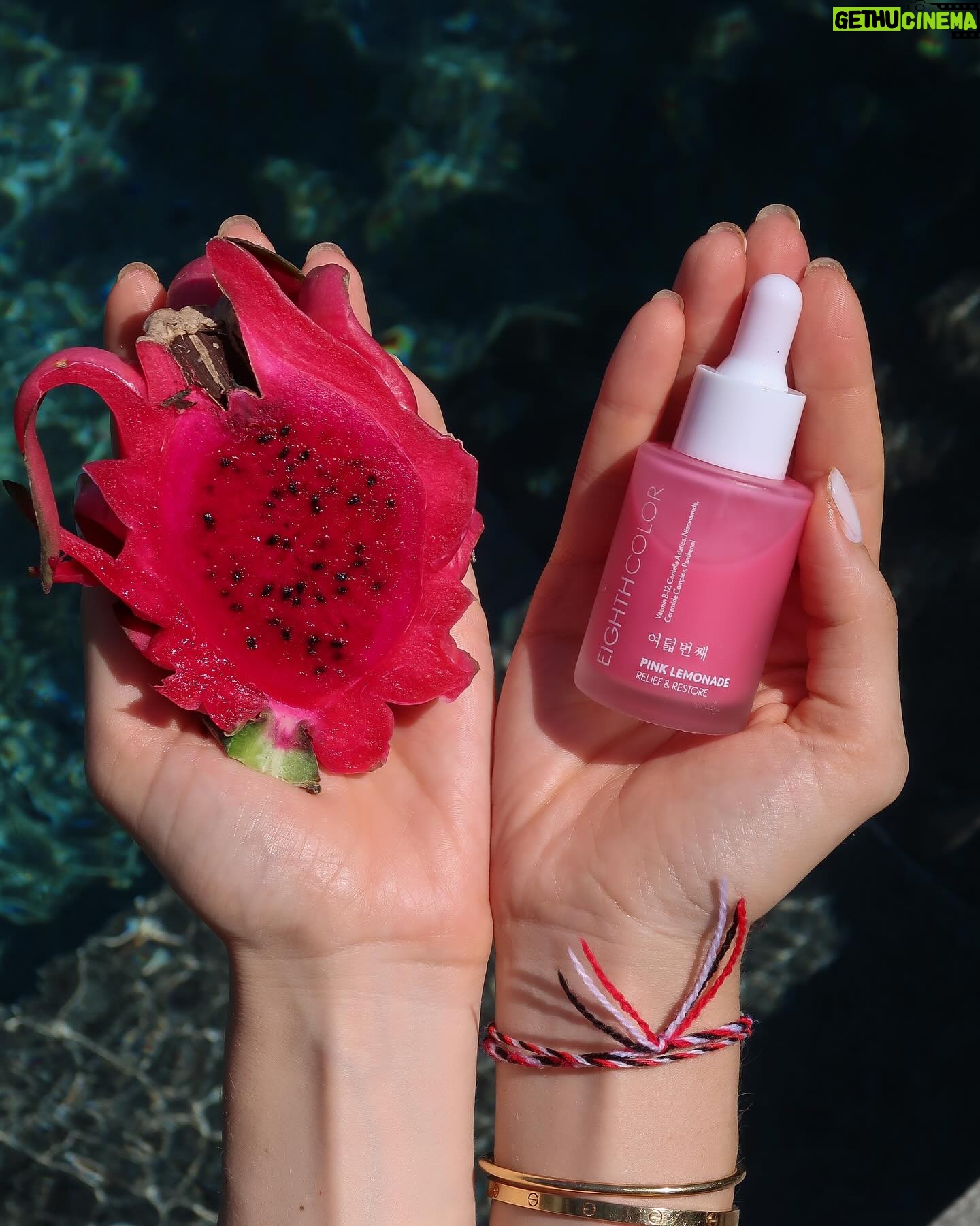 Elvin Levinler - 8.7K Likes - PINK LEMONADE IS HERE ✨💖✨
Cildinizin yenilemesi ve cilt bariyerinin güçlenmesine katkı sağlamak için geliştirdiğimiz yeni serumumuz Pink Lemonade ön satışta!
Seruma rengini veren B12 vitaminin yanısıra Cica, Niasinamid, Seramitler, Pantenol ve Bisabolol içerikleri cildinizdeki rahatsızlık hissinin azalmasına, cildinizin nem kazanmasına ve cilt bariyerinin onarılmasına yardımcı olur ✨💖✨
birlikte daha çok parlamaya hazır mısınız?
#reklam