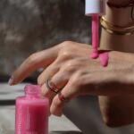 Elvin Levinler Instagram – PINK LEMONADE IS HERE ✨💖✨

Cildinizin yenilemesi ve cilt bariyerinin güçlenmesine katkı sağlamak için geliştirdiğimiz yeni serumumuz Pink Lemonade ön satışta!

Seruma rengini veren B12 vitaminin yanısıra Cica, Niasinamid, Seramitler, Pantenol ve Bisabolol içerikleri cildinizdeki rahatsızlık hissinin azalmasına, cildinizin nem kazanmasına  ve cilt bariyerinin onarılmasına yardımcı olur ✨💖✨

birlikte daha çok parlamaya hazır mısınız?

#reklam