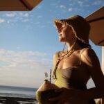 Elvin Levinler Instagram – last (and one of the best) sunset in Bali 🥥🧡✨✨
son günümüzde kaybolarak geldiğimiz plajı ve izlediğimiz günbatımını asla unutamayacağım 🥹 Bingin Beach, buraya gelirseniz günü batırdıktan sonra kumların üzerinde dünyanın en salaş ve lezzetli yemeğinden bizim için de yiyin💙
#elviniminbali