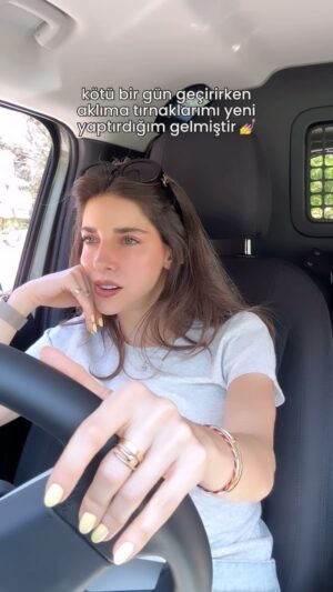 Elvin Levinler Instagram - tanıdık mı 🤓
neyse hepimizin öyle günleri oluyor 

#imjustagirl #freshnails #relatable