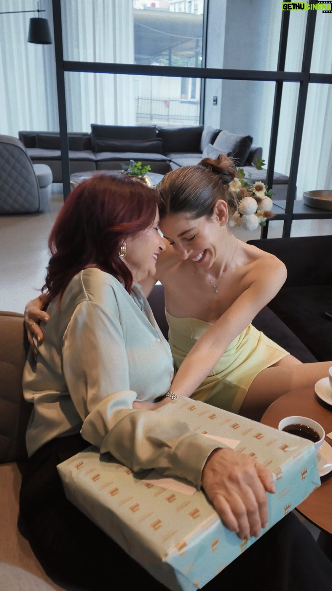 Elvin Levinler - 10.7K Likes - Bugün benim doğumgünüm… Aynı zamanda annemin ‘anne’ olduğu gün✨
Kendime hediye alırken ona da @karacahome’dan Anneler Günü hediyesini aldım. İyi ki varsın annecim. Benim doğum günüm, senin anne olduğun gün kutlu olsun! ❤️ #işbirliği