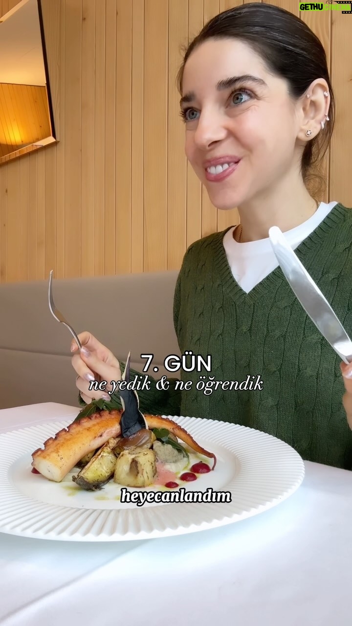 Elvin Levinler - 17.4K Likes - 7. VE SON GÜNÜMÜÜÜZ!!!!!
bir boğa olarak ilk günlerin kolay geçmediğini resmen gördünüz 🙃 porsiyonlarım büyüdü ve istersem 2. tabak alabiliyorum ama öğrendiklerimi uygulamaya ve bu hafiflikte ve enerjide hissetmeye devam etmek istiyorum 💙
sizinle gün gün bu yolculuğu , yediklerimizi ve öğrendiklerimizi paylaşmak çok güzeldi. isterseniz bu detoks merkezinde gün gün neler yaptığımızı da vlog halinde paylaşabilirim bu arada 🙃