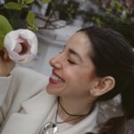 Elvin Levinler Instagram - hiç kalbinizin sesini dinlediniz mi? mutluluğun @’ı seçimlerimizden kaynaklanıyormuş! ben Algida’nın “Mutluluk Öğrenilebilir” programına katıldım, hadi sen de benimle whatsapp hattına ( 90 850 210 1320) katıl ve 21 gün boyunca mutlu olmanı sağlayacak 5 altın anahtarı birlikte öğrenelim! #happytok #mutlulukyolcuğu @algidaturkiye @mutlumesaj #isbirligi