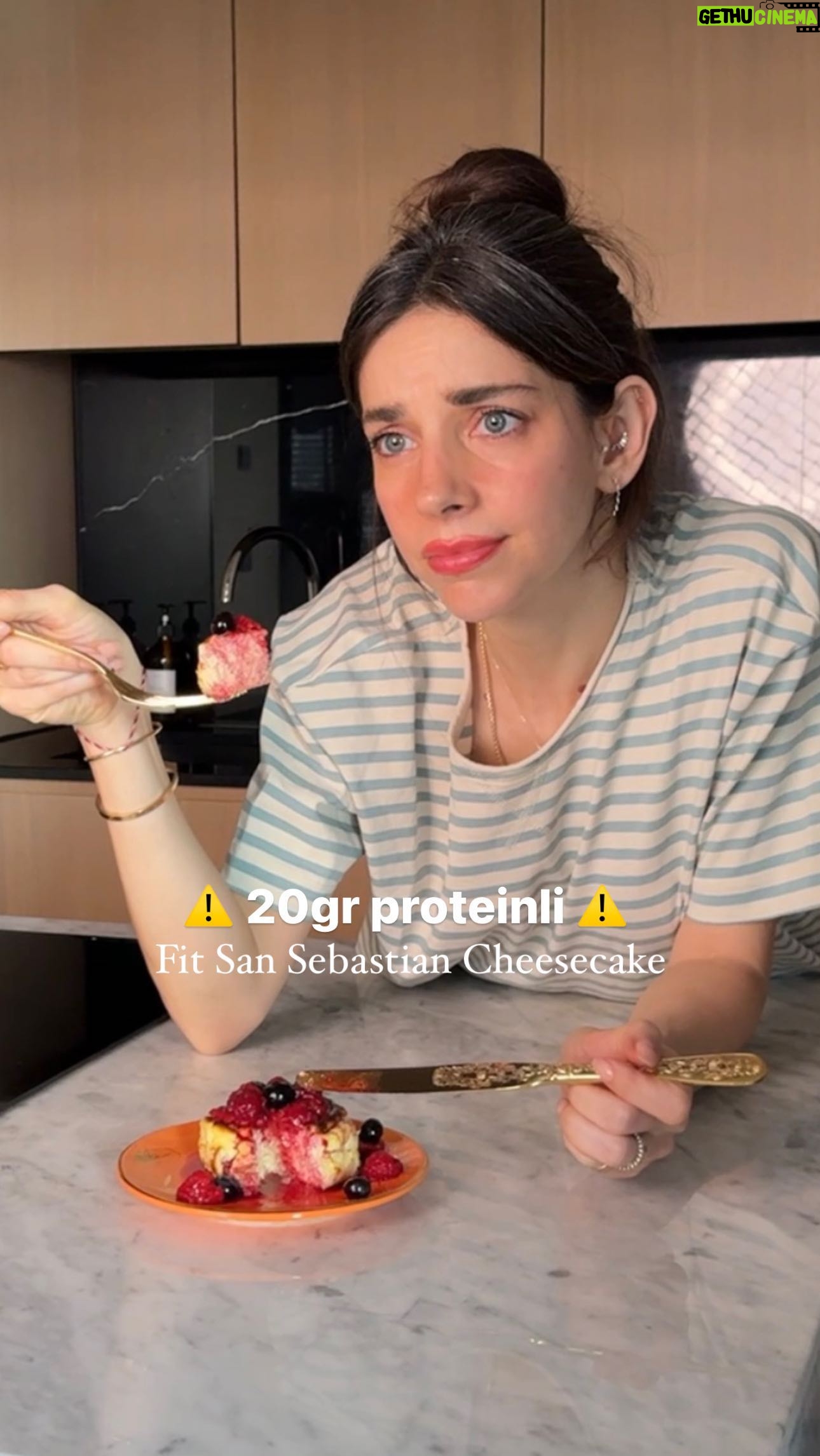 Elvin Levinler - 10.1K Likes - Bayramda tatlıları yedik, şimdi canımız tatlı istediğinde hem düşük kalorili hem de yüksek proteinli bir tarif : Quark Cheesecake ( hem de 20gr protein içeriyor!)
* 1 kutu sade quark
* 1 yumurta
* 1 yemek kaşığı toz hindistan cevizi
* 3-4 damla limon
* 1 yemek kagigi bal
* 1 çay kasigi vanilin
*
Hepsini direkt içinde güzelce karıştırıp önceden ısıtılmış 180 derece fırındd 15 dk pişiriyoruz.
Normalde dolapta 3 saat soğuttuktan sonra diyorlar ama bana 1 saat yetiyor :D üzerine donmuş meyveleri azıcık şekerle tavada çevirdikten sonra mükemmel oluyor hem de çok tok tutuyor!
Denerseniz beni etiketleyin ben de sayfamda paylaşayım
#sağlıklıtarifler #pratiktatlılar #fitcheesecake #sansebastian #quarkcheesecake #proteincheescake