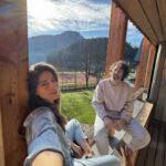 Elvin Levinler Instagram - reset, recharge, reawake, relax and repeat ☀️✨❄️🏹 thank you so much for everything @mayrlife_official #mayrlifealtaussee @saltiletisim #işbirliği farketmeden ne kadar çok ağırlık taşıyarak yaşıyoruz hayatı… öyle bir 1 hafta geçirdik ki; fiziksel, ruhsal ve zihinsel olarak yenilendik, hafifledik ve enerji topladık ✨çok çok çok teşekkür ediyorum 💙