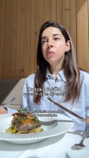 Elvin Levinler Instagram - detoks’ta son 2 günümüz!
6 gündür sizinle yediklerimizi paylaşıyorum; mevsim sebzeleri ağırlıklı ama balık, tavuk, et her şeyden yedik (her gün mutlaka vegan seçenek de oluyor menüde) 
kendime inanamıyorum ama benim porsiyonlarım büyüdükten sonra bitirmekte zorlandım desem???

#neyedim #detoks #yemekönerileri