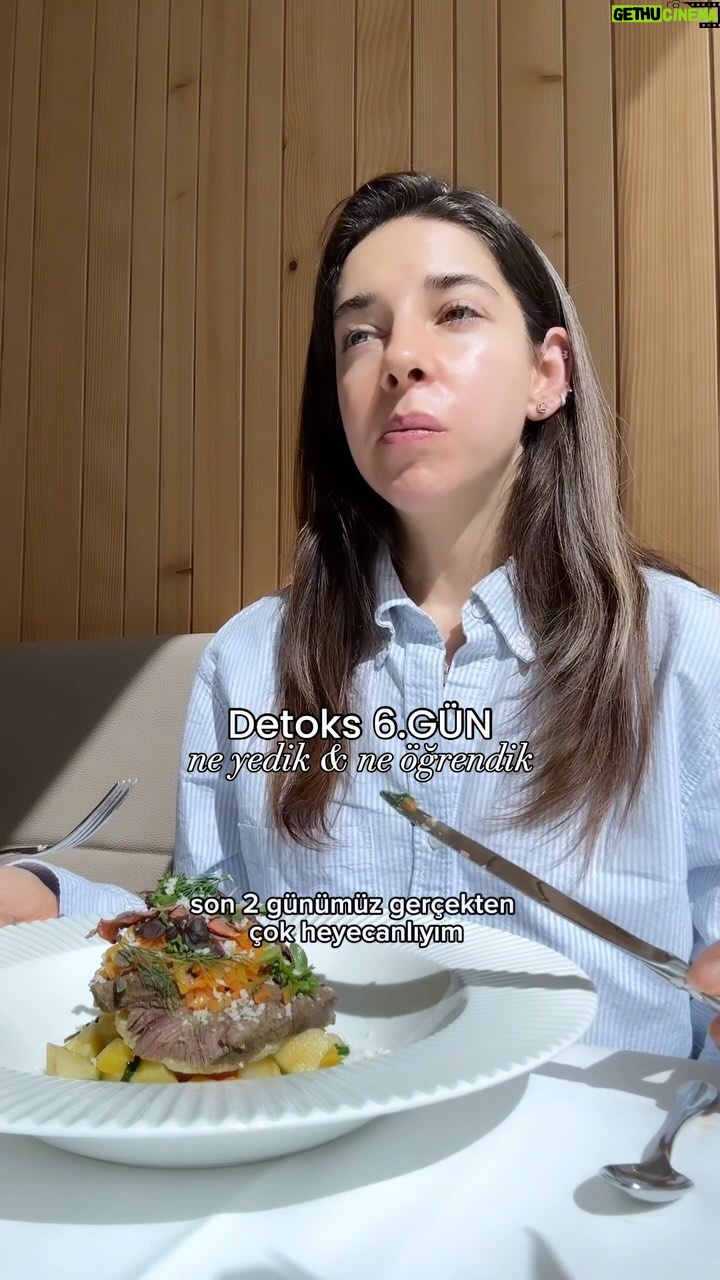 Elvin Levinler - 11.9K Likes - detoks’ta son 2 günümüz!
6 gündür sizinle yediklerimizi paylaşıyorum; mevsim sebzeleri ağırlıklı ama balık, tavuk, et her şeyden yedik (her gün mutlaka vegan seçenek de oluyor menüde)
kendime inanamıyorum ama benim porsiyonlarım büyüdükten sonra bitirmekte zorlandım desem???
#neyedim #detoks #yemekönerileri