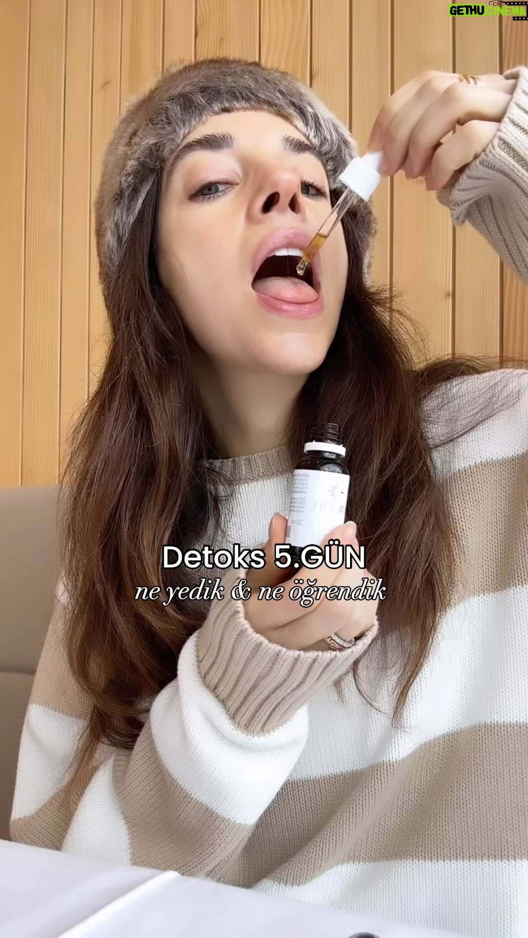 Elvin Levinler - 11K Likes - Detoks 5.güne geldik!
midemizin gerçekten küçüldüğünü, yeme alışkanlıklarımızın değiştiğini ve enerjimizin arttığını söyleyebilirim 🥳
siz yemekle birlikte bir şeyler içiyor musunuz normalde? buradaki yemek düzenini bire bir devam ettirmesek de öğrendiğimiz bazı detaylar büyük farklar yaratabilir
#neyedim #detoks #yemekönerileri