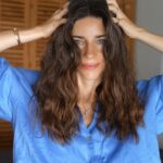 Elvin Levinler Instagram - Beni biliyorsunuz, ütü yapmaya aşırı üşenirim. E kıyafetlerim de sürekli valize girip çıktığından hep kırışık giymek zorunda kalıyordum. Yani bu Ütü Challenge tam bana göre bir challenge oldu! Miss gibi yasemin kokulu Yumoş Uzman Kolay Ütü ile 2 kat hızlı ütü yaparak resmen mest oldum! 💙 @yumostr #YeniYumoşUzmanKolayÜtüile2KatDahaHızlıÜtü! #işbirliği
