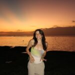 Elvin Levinler Instagram – last (and one of the best) sunset in Bali 🥥🧡✨✨
son günümüzde kaybolarak geldiğimiz plajı ve izlediğimiz günbatımını asla unutamayacağım 🥹 Bingin Beach, buraya gelirseniz günü batırdıktan sonra kumların üzerinde dünyanın en salaş ve lezzetli yemeğinden bizim için de yiyin💙
#elviniminbali