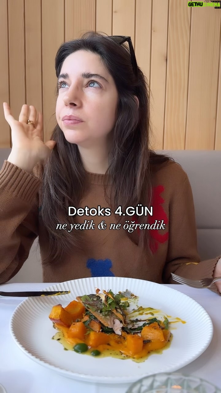 Elvin Levinler - 12.8K Likes - detoks 4.günle devam ediyoruz🙃
bugün yine yumurta günüydü yanına 1 tabak yan (peynir, avokado, balık, sebze püresi seçebiliyorsunuz ve 1 tane de “chewing trainer” dedikleri ekmek alternatifi seçiyorsunuz.
öğle yemeklerime çorba eklendiğinden beri keyfim çok yerinde dhhsjss özellikle bu öğle yemeği … tepkimden anlamışsınızdır…
akşam yemeklerinde de ufak değişikler oldu🙃
yarın görüşürüz özellikle merak ettiğiniz şeyleri yazmayı unutmayııın💙
#neyedim #yemekönerileri #detoks