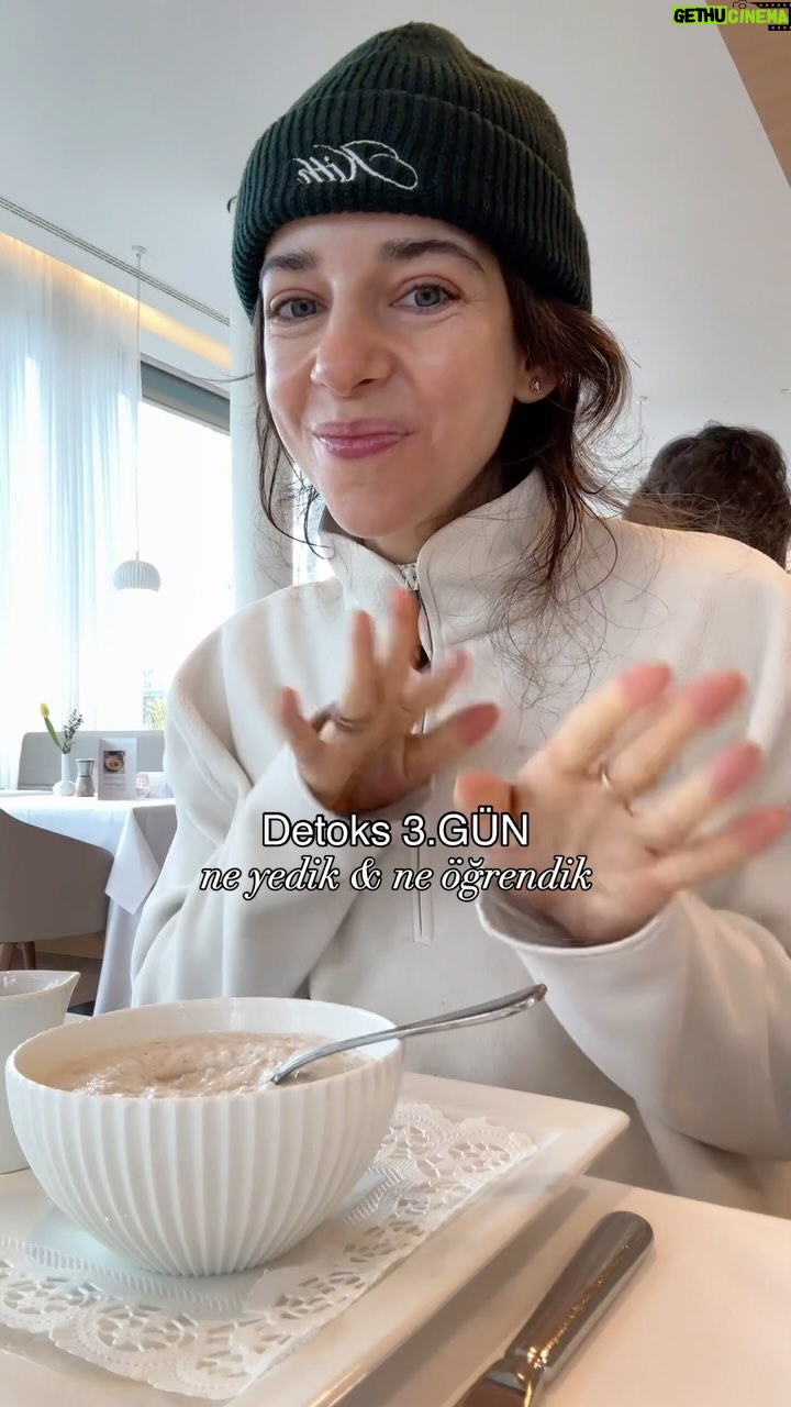 Elvin Levinler - 10.7K Likes - detoks 3.gün geldi 🙃
bugün öğle yemeklerime çorba eklendi; yavaş yemeye ve doyma hissine alışmaya başladık ama daha 4 gün var!
#neyedim #detoks #yemekönerisi