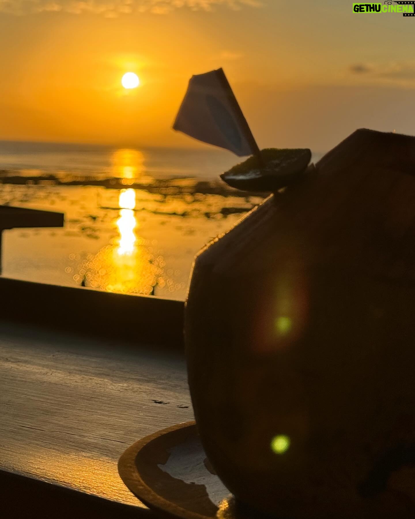 Elvin Levinler Instagram - last (and one of the best) sunset in Bali 🥥🧡✨✨ son günümüzde kaybolarak geldiğimiz plajı ve izlediğimiz günbatımını asla unutamayacağım 🥹 Bingin Beach, buraya gelirseniz günü batırdıktan sonra kumların üzerinde dünyanın en salaş ve lezzetli yemeğinden bizim için de yiyin💙 #elviniminbali