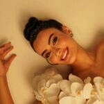Emel Dede Instagram – Hay! Ben sizin ruhunuza çiçek aşısı yapayım da çiçekler açsın ruhunuz..😌 #didemmadak