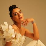 Emel Dede Instagram – Hay! Ben sizin ruhunuza çiçek aşısı yapayım da çiçekler açsın ruhunuz..😌 #didemmadak