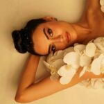 Emel Dede Instagram – Hay! Ben sizin ruhunuza çiçek aşısı yapayım da çiçekler açsın ruhunuz..😌 #didemmadak