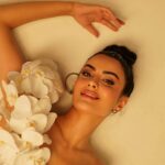 Emel Dede Instagram – Hay! Ben sizin ruhunuza çiçek aşısı yapayım da çiçekler açsın ruhunuz..😌 #didemmadak