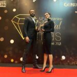 Emel Dede Instagram – Zorlu set koşullarında canla başla çalışan tüm ekip arkadaşlarımız adına ödüllerimizi aldık..✨💫 YILIN DİZİSİ “Kuruluş Osman” 🤩 YILIN YAPIMCISI “Mehmet Bozdağ” @mehmetbozdag ✨#KristalElmasÖdülleri @kristalelmasodulleri #kuruluşosman @kurulusdizisi @kurulusosman @bozdagfilm