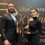 Emel Dede Instagram – Zorlu set koşullarında canla başla çalışan tüm ekip arkadaşlarımız adına ödüllerimizi aldık..✨💫 YILIN DİZİSİ “Kuruluş Osman” 🤩 YILIN YAPIMCISI “Mehmet Bozdağ” @mehmetbozdag ✨#KristalElmasÖdülleri @kristalelmasodulleri #kuruluşosman @kurulusdizisi @kurulusosman @bozdagfilm